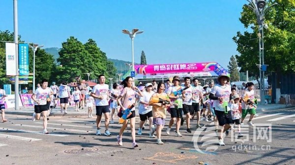 金砖财富 2025第六届青岛彩虹跑热力开跑 两千名跑者畅享彩色狂欢